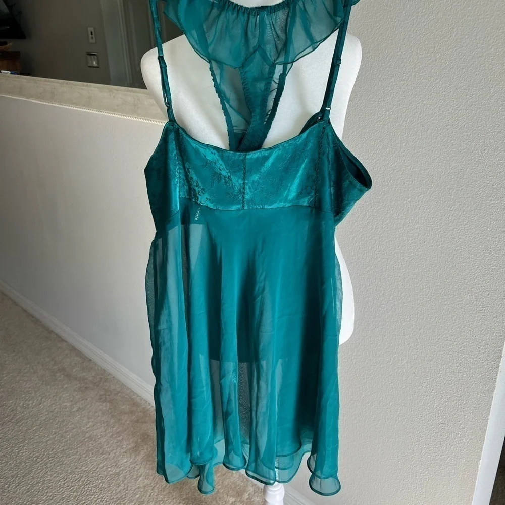 Victoria Secret NWOT Green two piece negligee set, size L